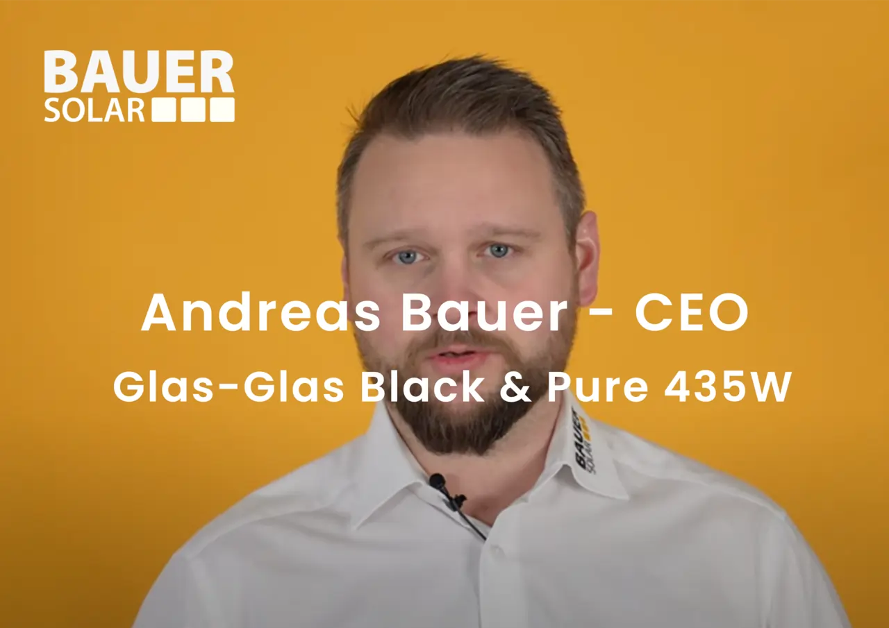 CEO Andreas Bauer stellt die neuesten Glas-Glas 435W Module vor. Ab Mitte Februar sind diese erhältlich